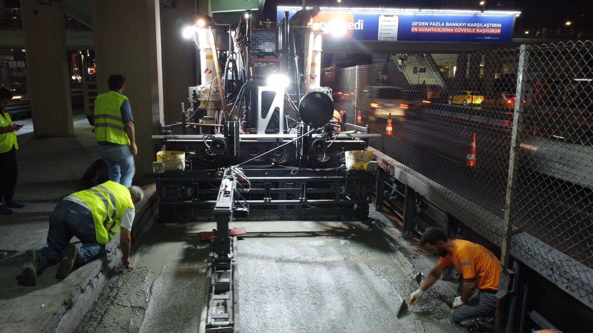 Mode of transport, Motor vehicle, High-visibility clothing, Automotive tire, Workwear, Asphalt, Tradesman