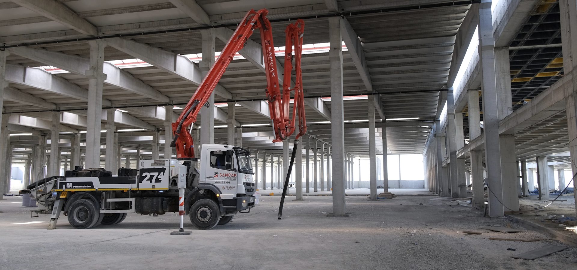 Motor vehicle, Automotive tire, Wheel, Asphalt, Floor