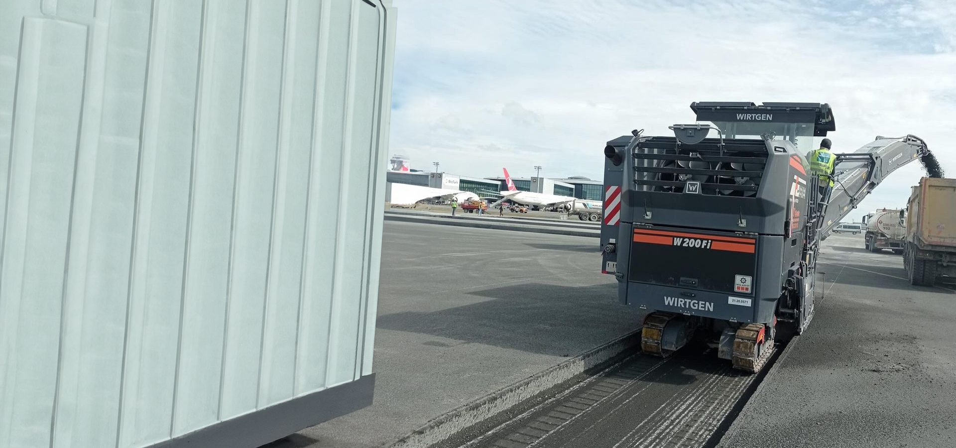 Mode of transport, Automotive tire, Road surface, Sky, Vehicle, Cloud, Truck, Asphalt, Rolling