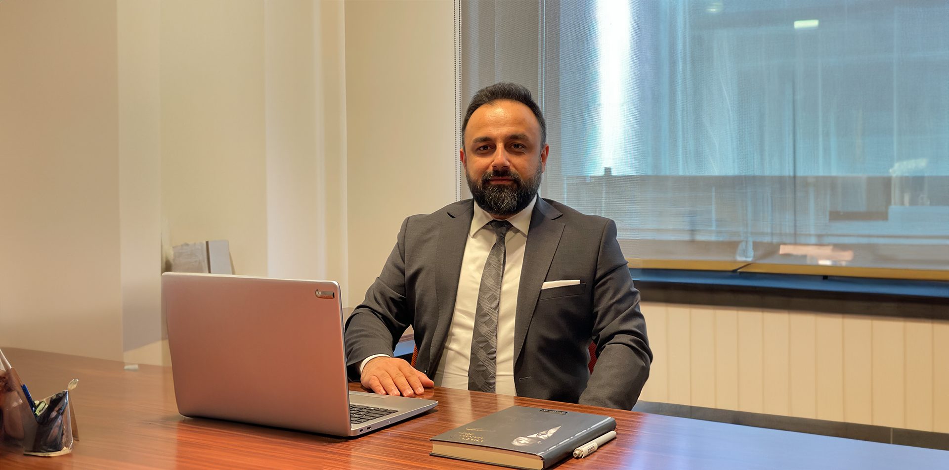 Personal computer, Table, Laptop, Desk, Tie