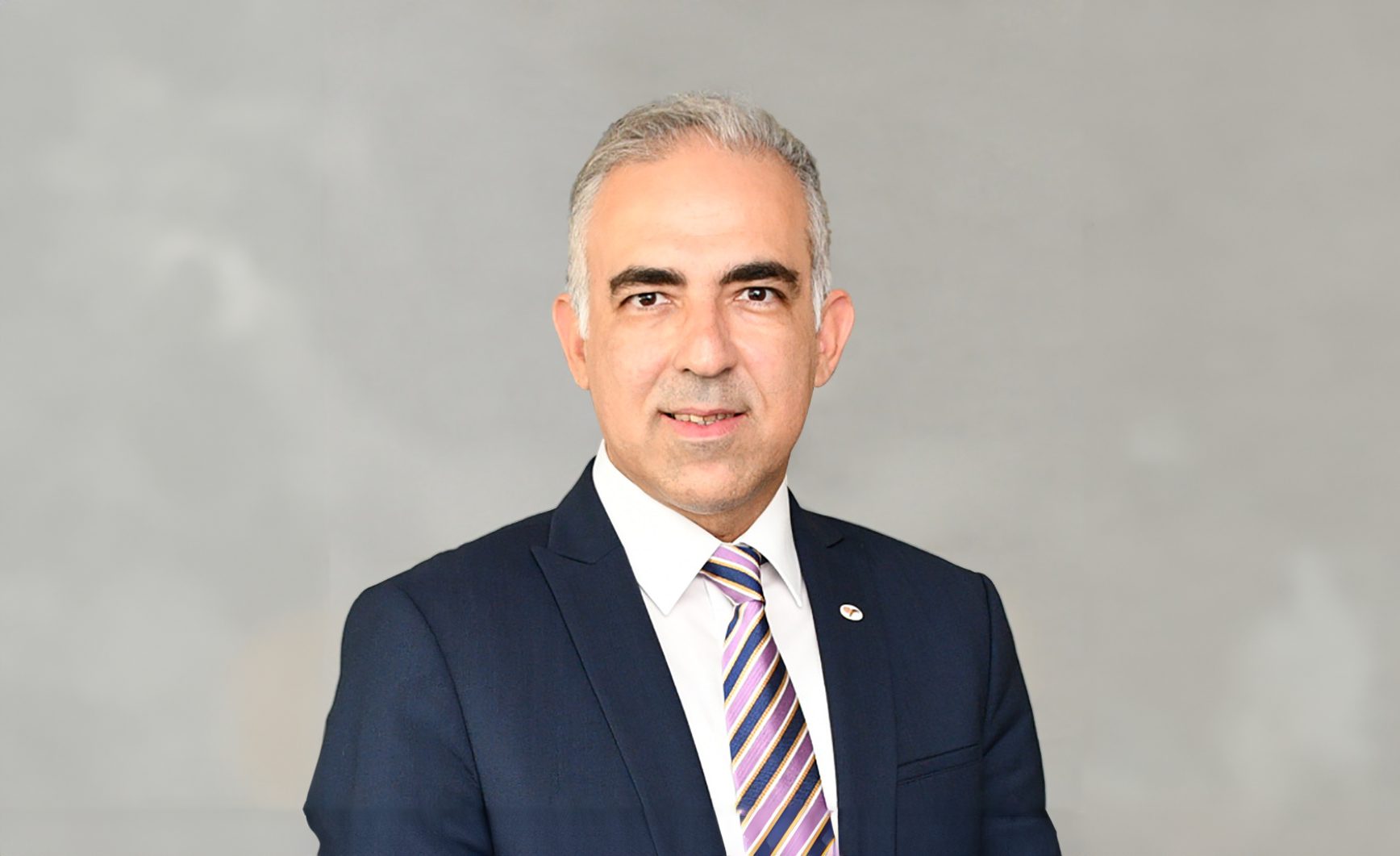 Dress shirt, Human body, Tie, Sleeve, Gesture, Collar, Suit, Spokesperson