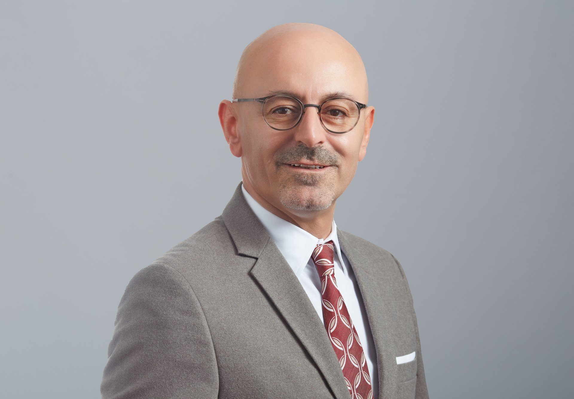 Dress shirt, Glasses, Smile, Tie, Jaw, Sleeve, Gesture, Collar, Suit