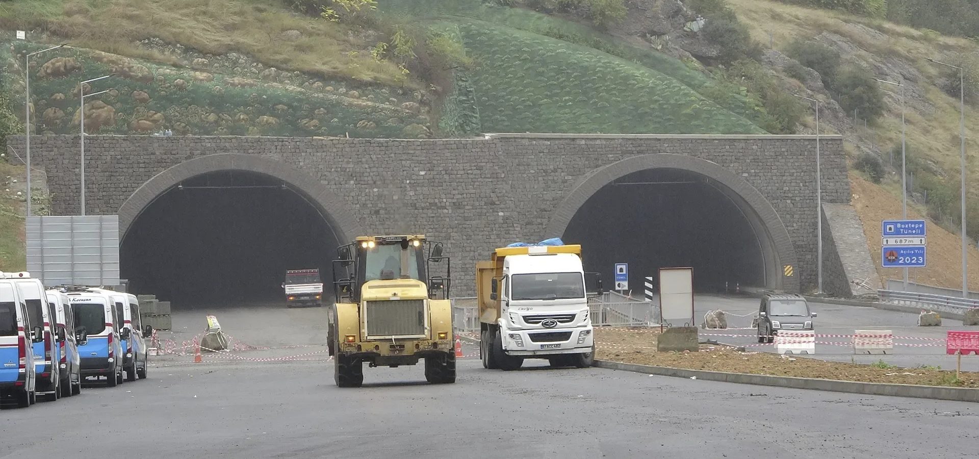 Vehicle registration plate, Automotive tire, Road surface, Wheel, Infrastructure, Asphalt, Truck