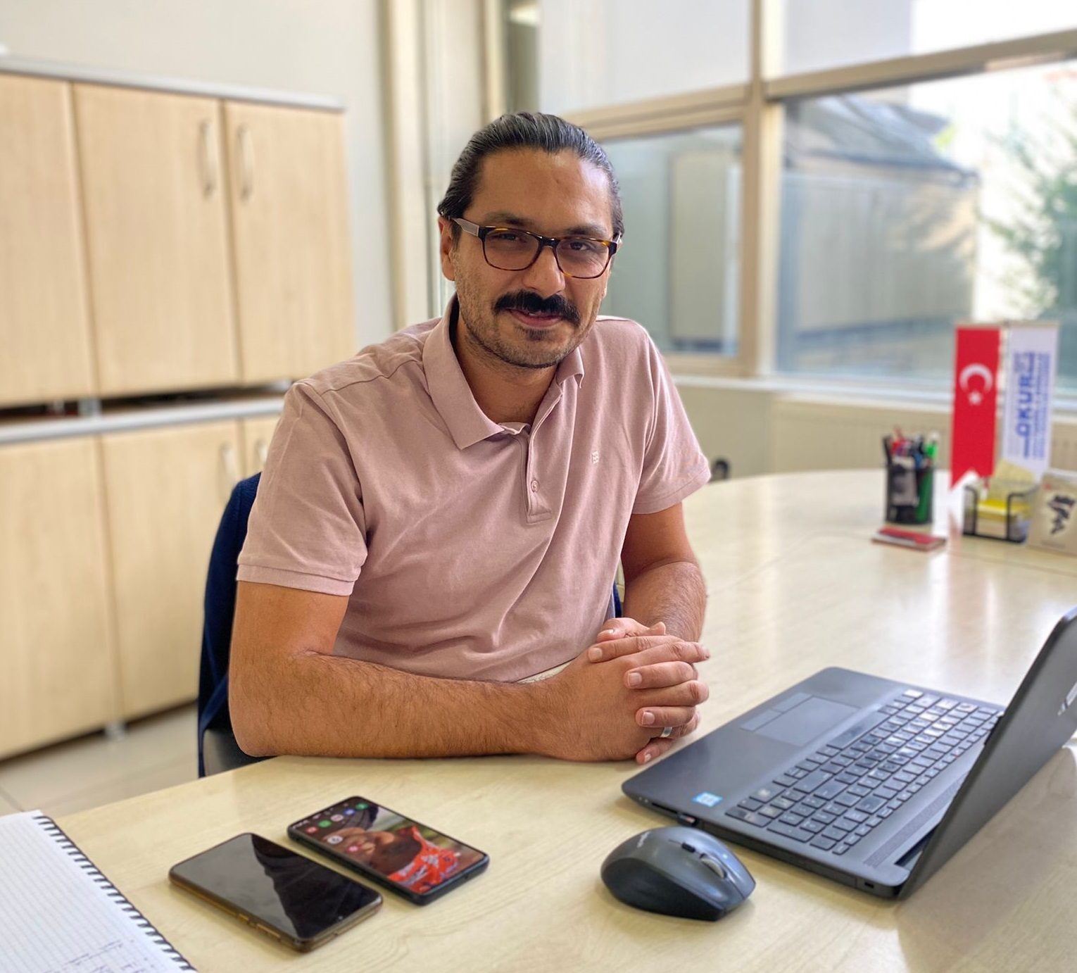 Personal computer, Input device, Glasses, Table, Furniture, Laptop, Desk, Eyewear