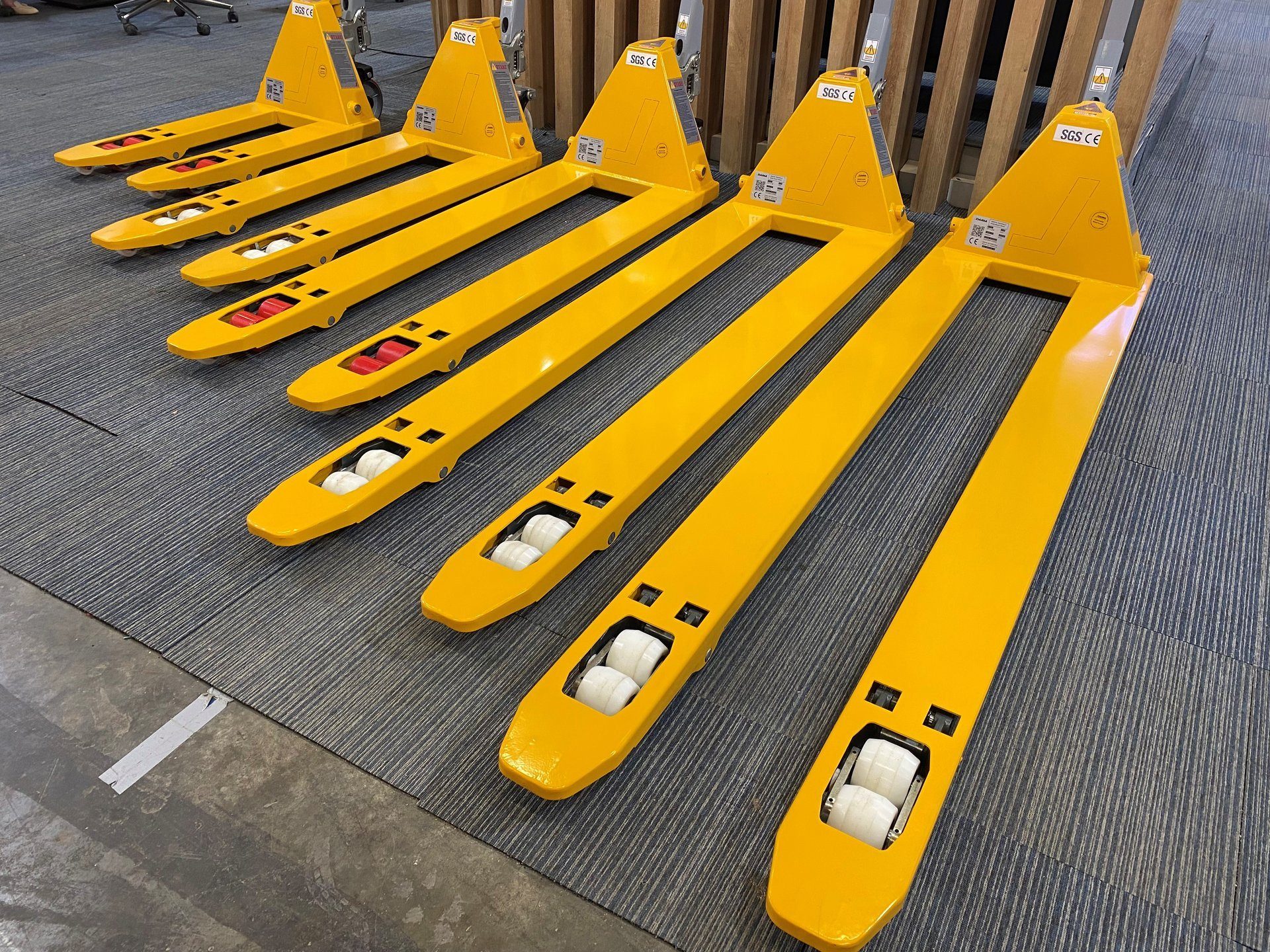 Musical instrument accessory, Sports equipment, Yellow, Rolling, Line