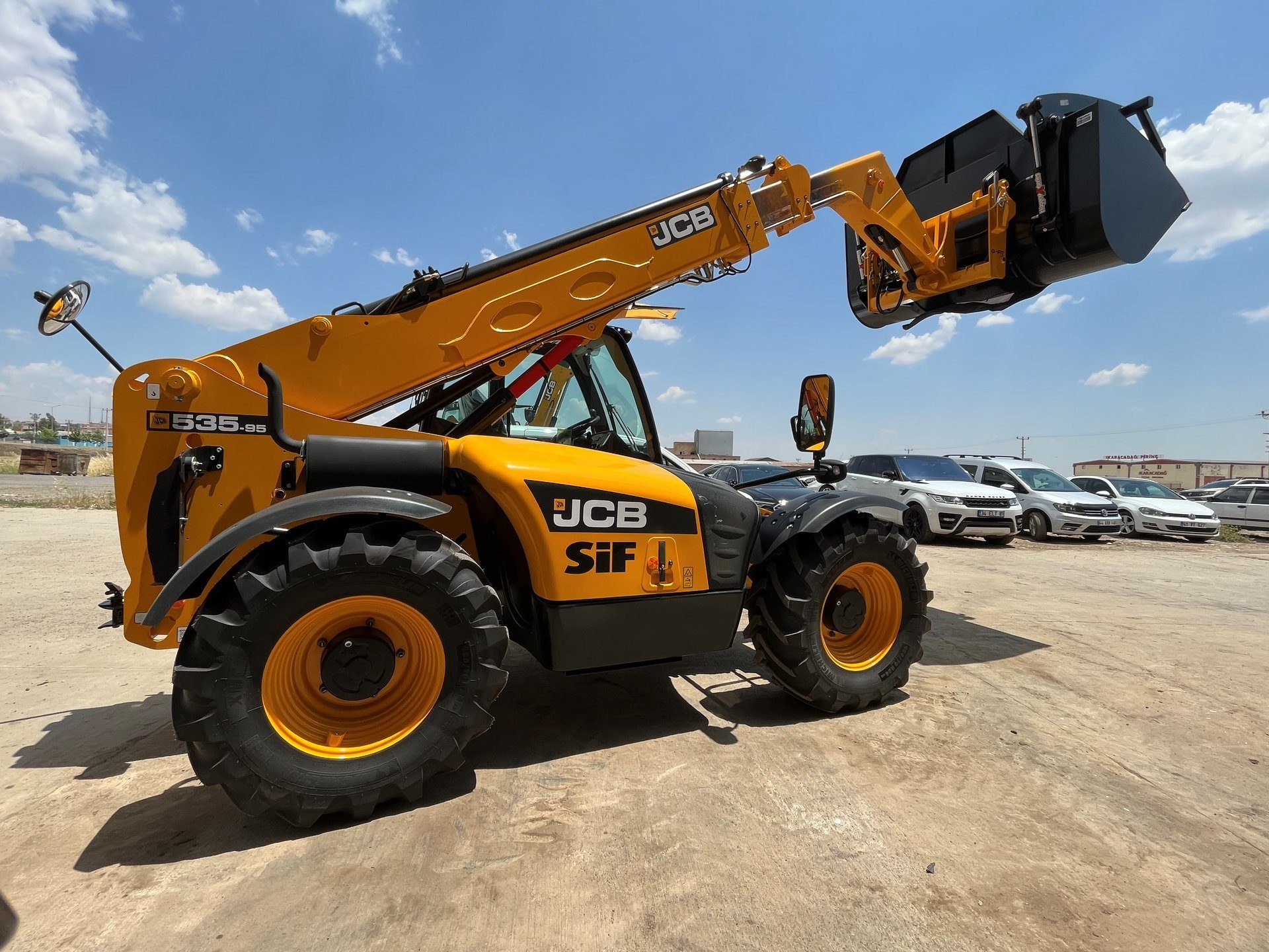 Automotive tire, Motor vehicle, Wheel, Sky, Cloud, Car, Tread, Rolling