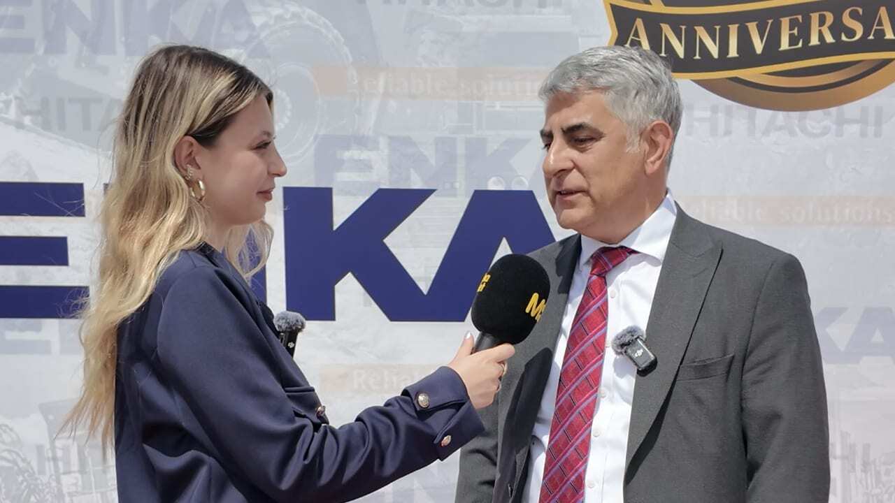 Public address system, Microphone, Tie, Coat, Gesture, Spokesperson