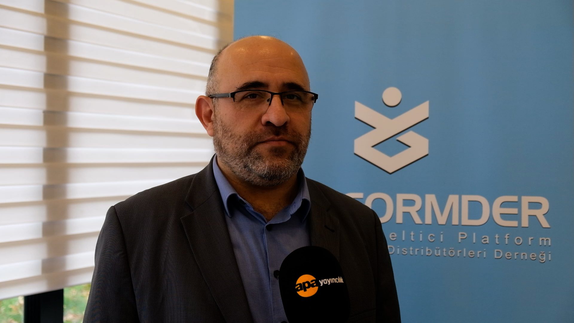 Vision care, Forehead, Glasses, Chin, Microphone, Beard, Eyewear