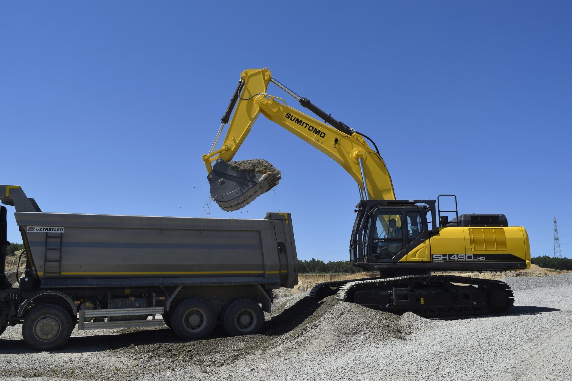Mode of transport, Road surface, Sky, Vehicle, Wheel, Asphalt, Slope