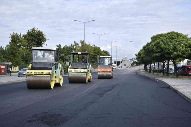 Street light, Motor vehicle, Road surface, Sky, Cloud, Tire, Wheel, Tree, Asphalt