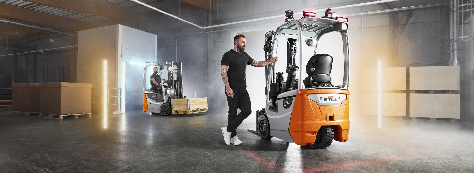 Forklift truck, Automotive tire, Motor vehicle, Wheel, Rolling, Floor, Fender