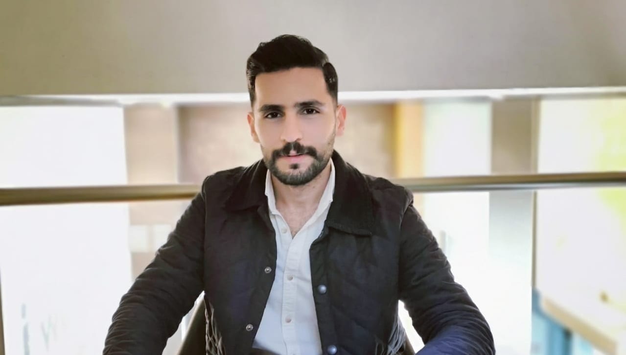 Dress shirt, Street fashion, Arm, Beard, Neck, Jaw, Sleeve, Gesture, Collar, Cool