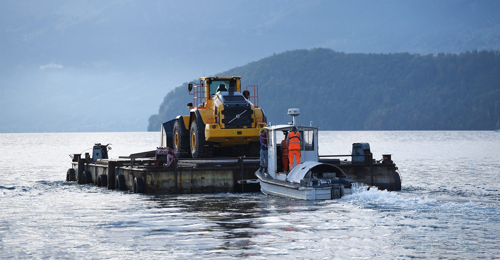 Automotive tire, Water, Sky, Vehicle, Watercraft, Lake