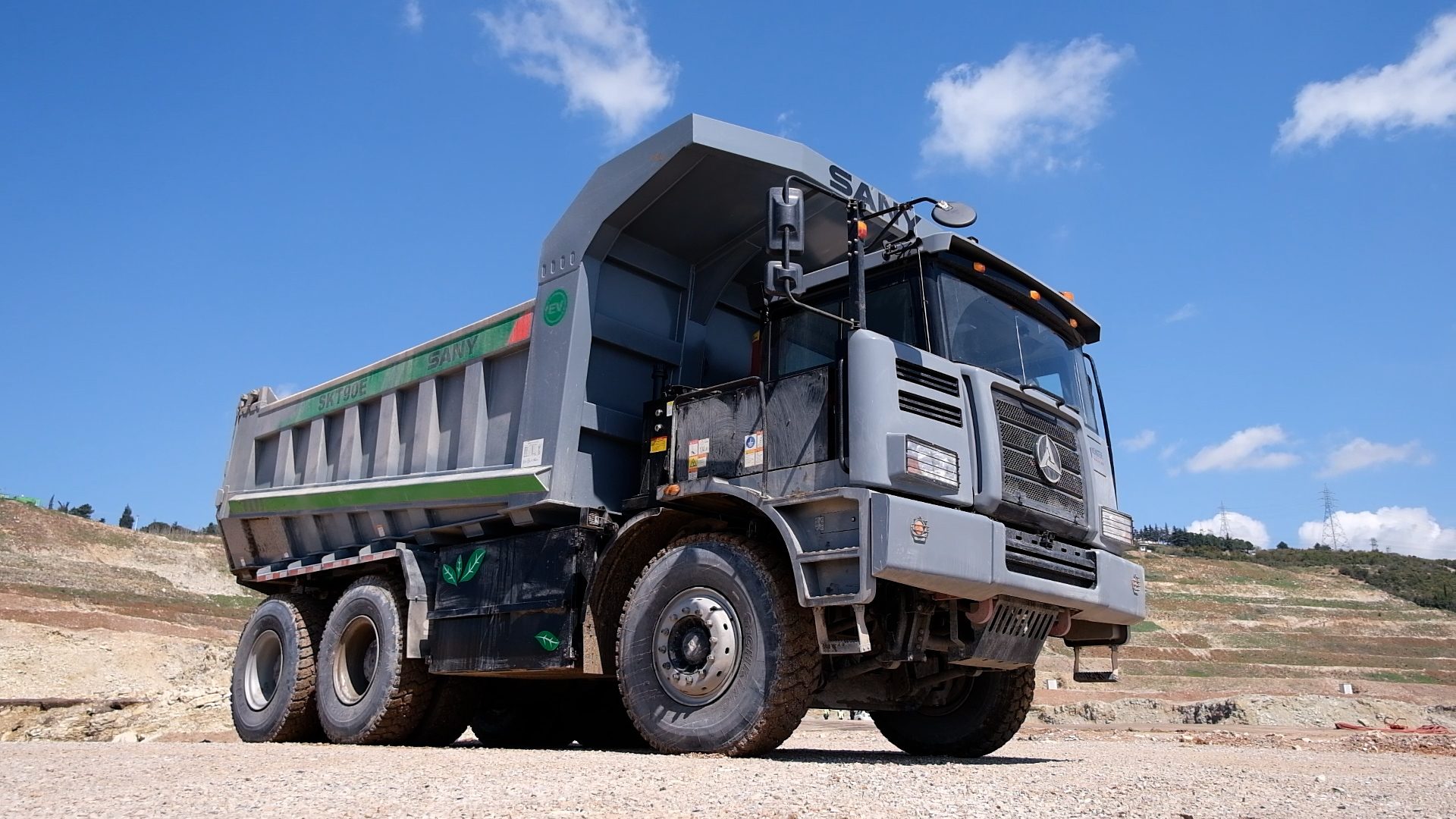 Automotive tire, Motor vehicle, Wheel, Sky, Cloud, Truck, Tread, Bumper