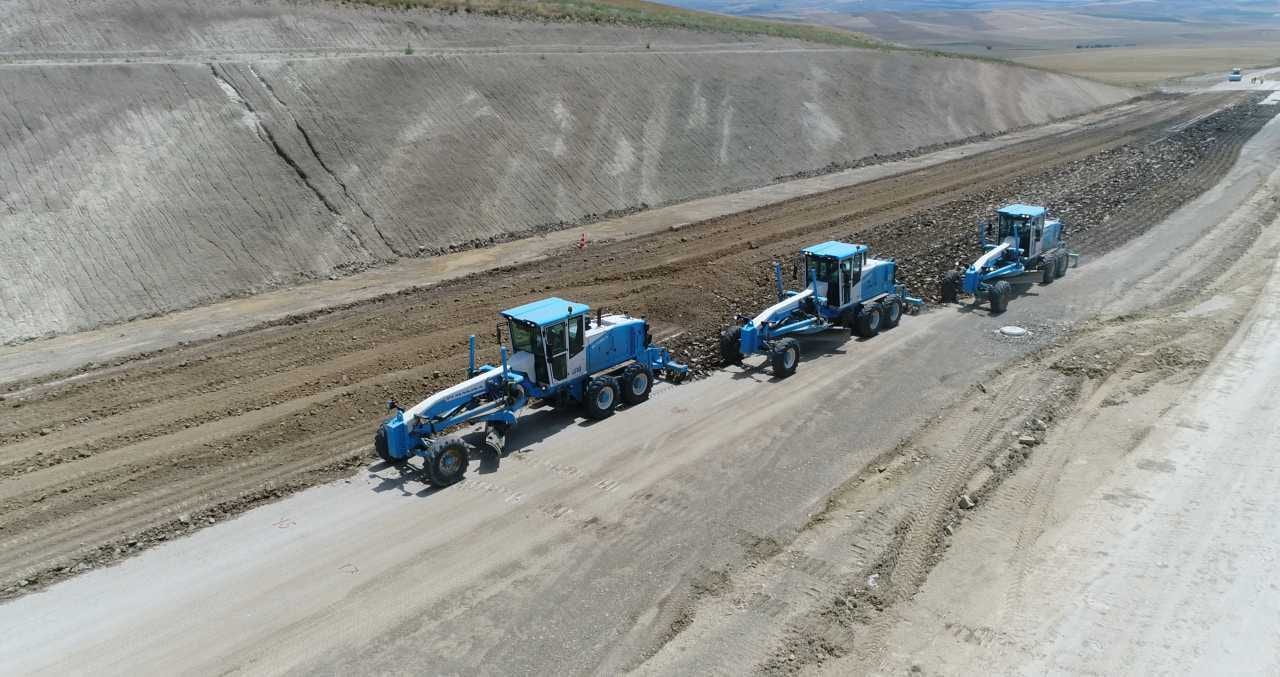 Land vehicle, Automotive tire, Wheel, Truck, Asphalt, Slope, Rolling