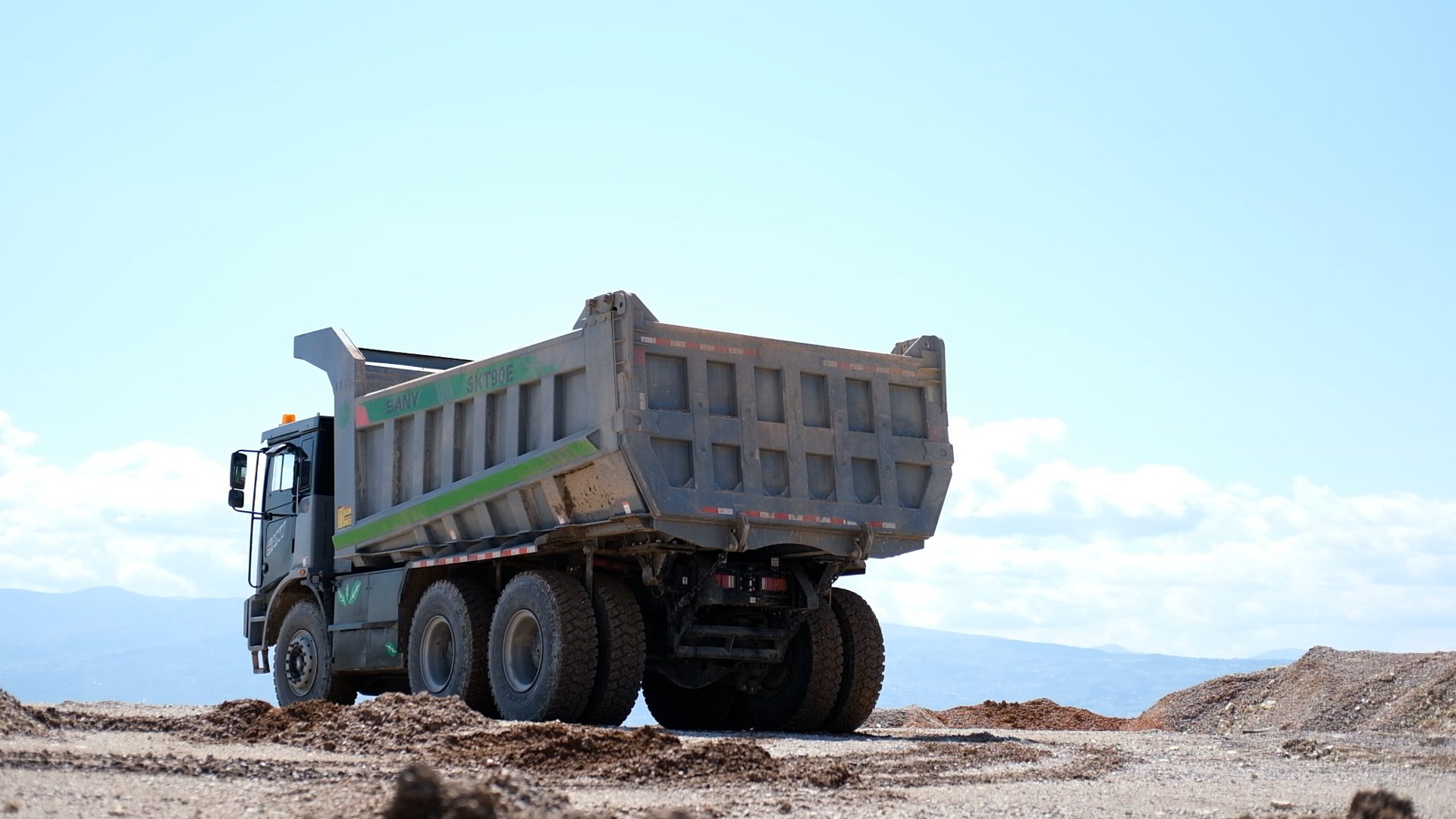 Garbage truck, Automotive tire, Motor vehicle, Wheel, Sky, Cloud, Tread