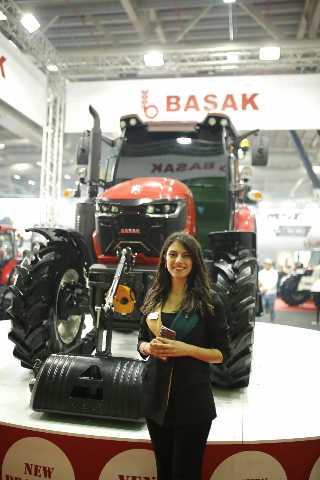 Automotive tire, Motor vehicle, Wheel, Hood, Tread, Car, Smile