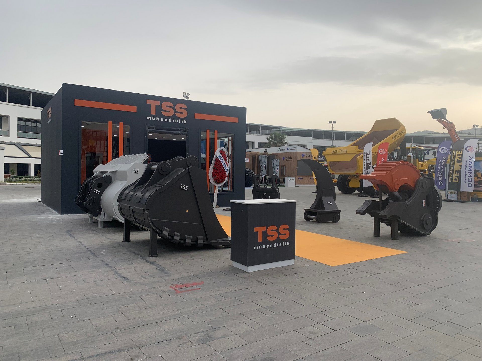 Automotive tire, Motor vehicle, Road surface, Sky, Wheel, Asphalt, Cloud