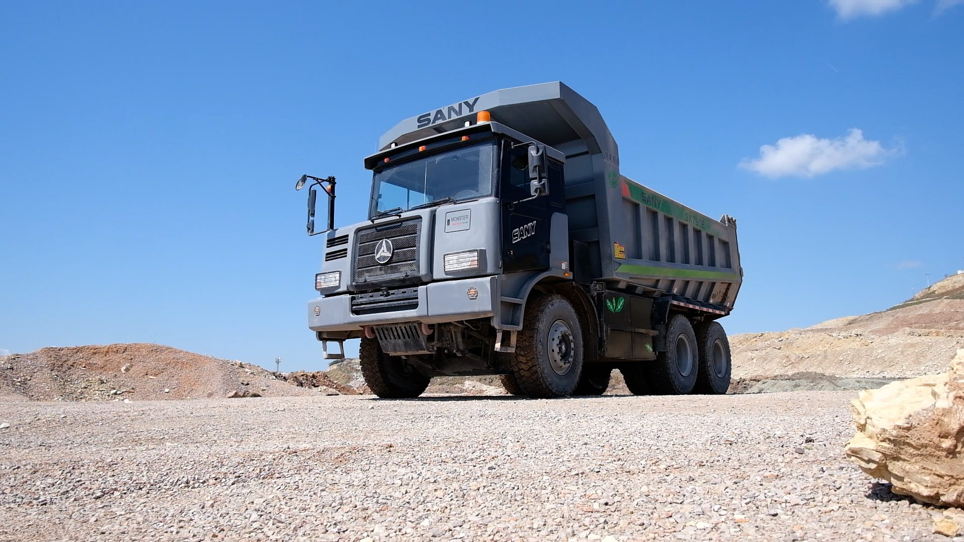 Automotive tire, Motor vehicle, Wheel, Sky, Cloud, Ecoregion, Tread, Bumper