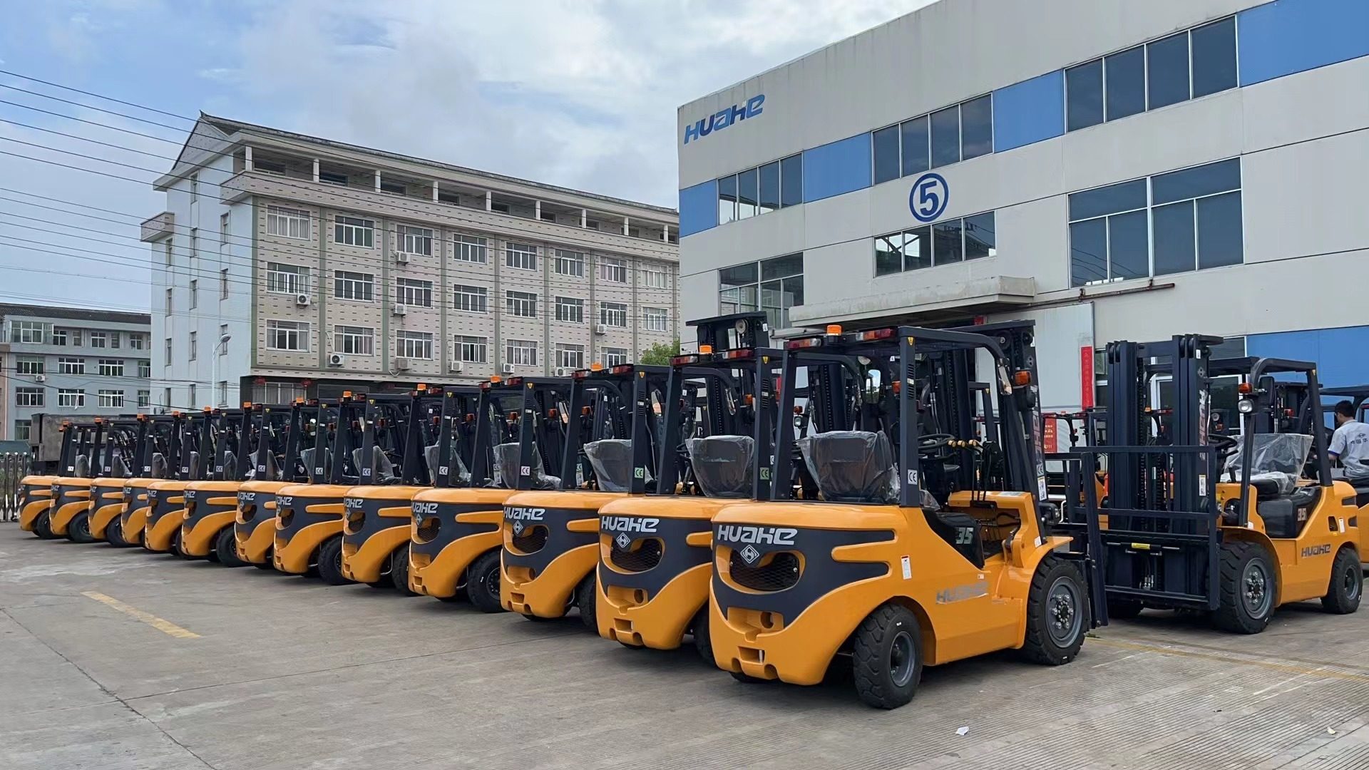 Forklift truck, Automotive tire, Motor vehicle, Wheel, Sky, Building, Window, Cloud