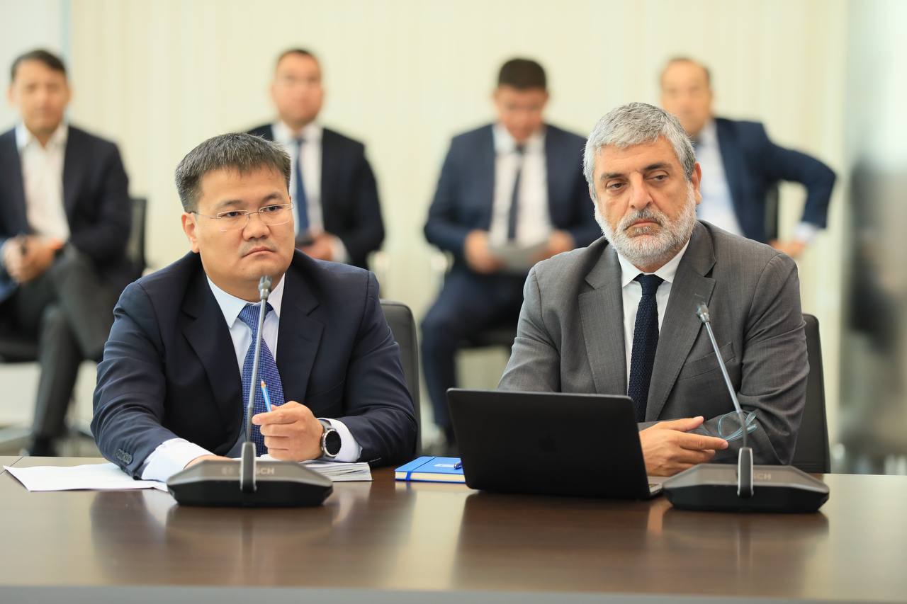 Table, Human, Tie, Microphone, Laptop, Organism, Suit