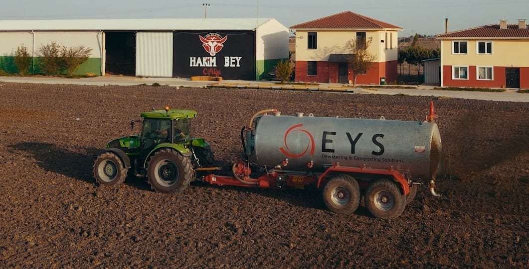 Automotive tire, Motor vehicle, Wheel, Window, Plant, Tractor, Grass, Rolling