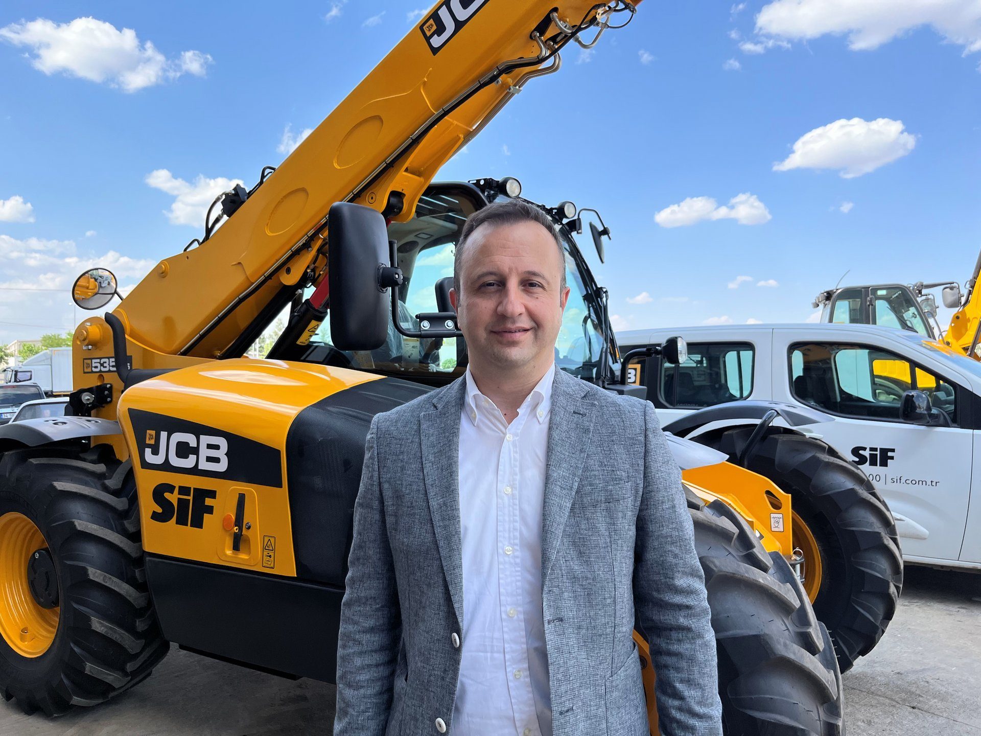 Land vehicle, Automotive tire, Wheel, Sky, Cloud, Smile, Hood
