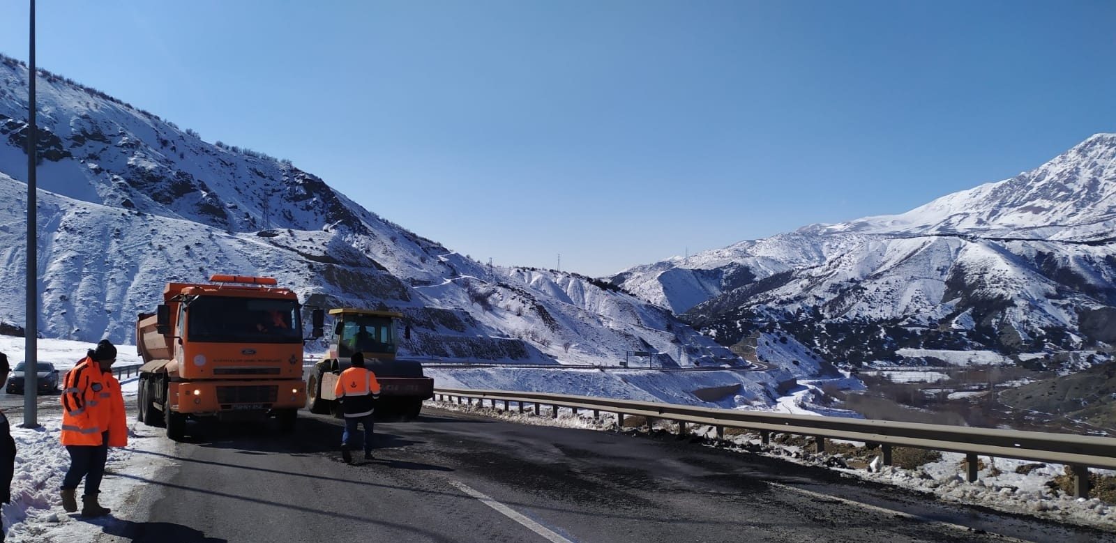 Road surface, Sky, Mountain, Tire, Snow, Wheel, Vehicle, Slope, Highland, Asphalt