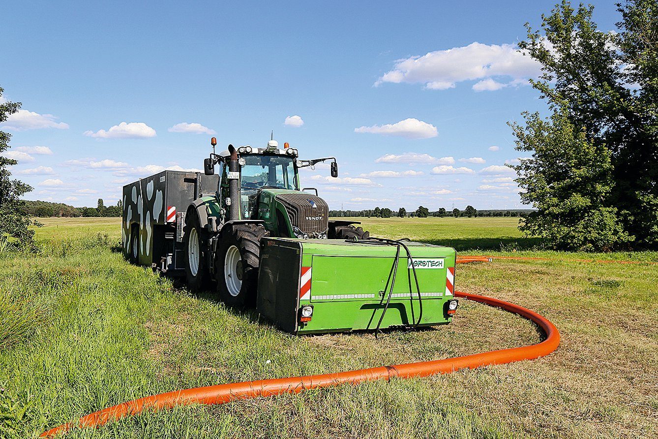 Automotive tire, Motor vehicle, Agricultural machinery, Wheel, Sky, Cloud, Plant, Tractor