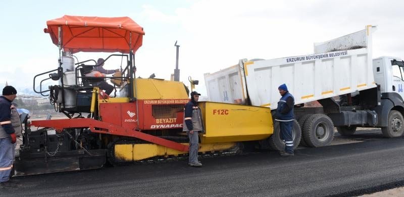 Motor vehicle, Road surface, Automotive tire, Wheel, Sky, Cloud, Asphalt, Rolling