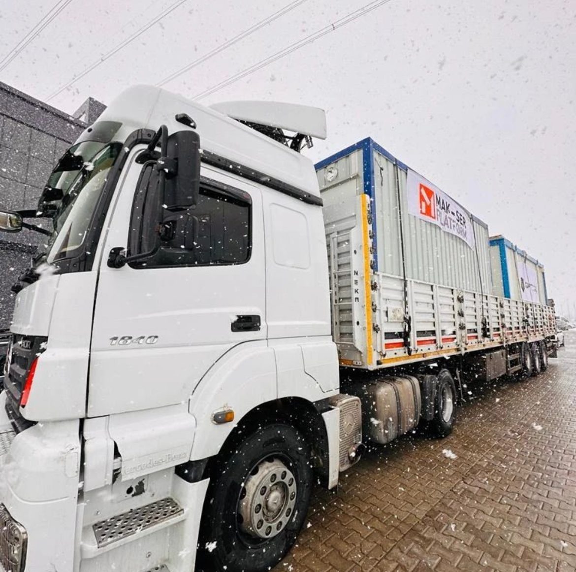 Land vehicle, Automotive tire, Wheel, Truck, Tread, Asphalt