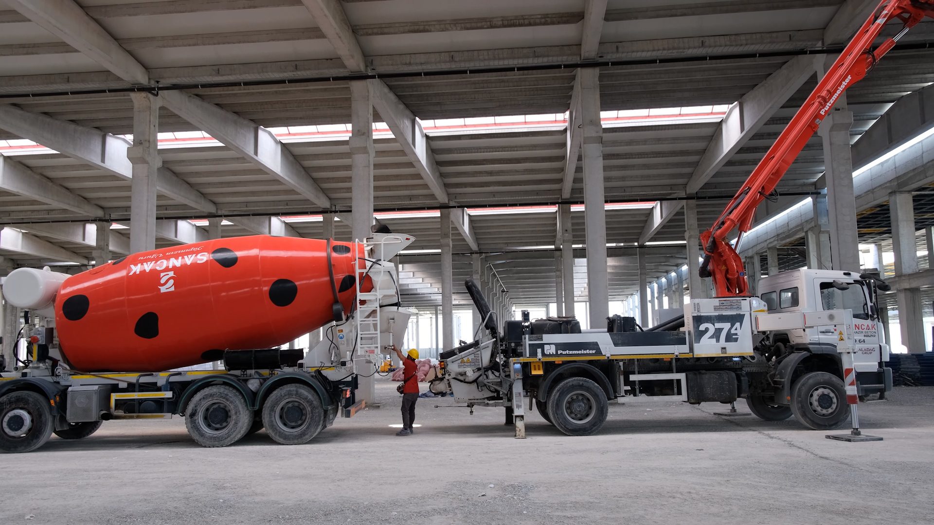 Mode of transport, Automotive tire, Aerospace manufacturer, Motor vehicle, Wheel, Aircraft