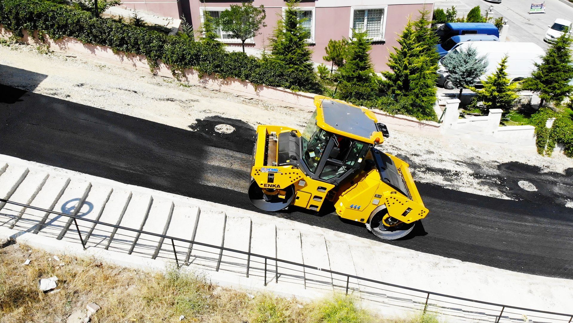 Automotive tire, Motor vehicle, Road surface, Plant, Wheel, Window, Building, Asphalt