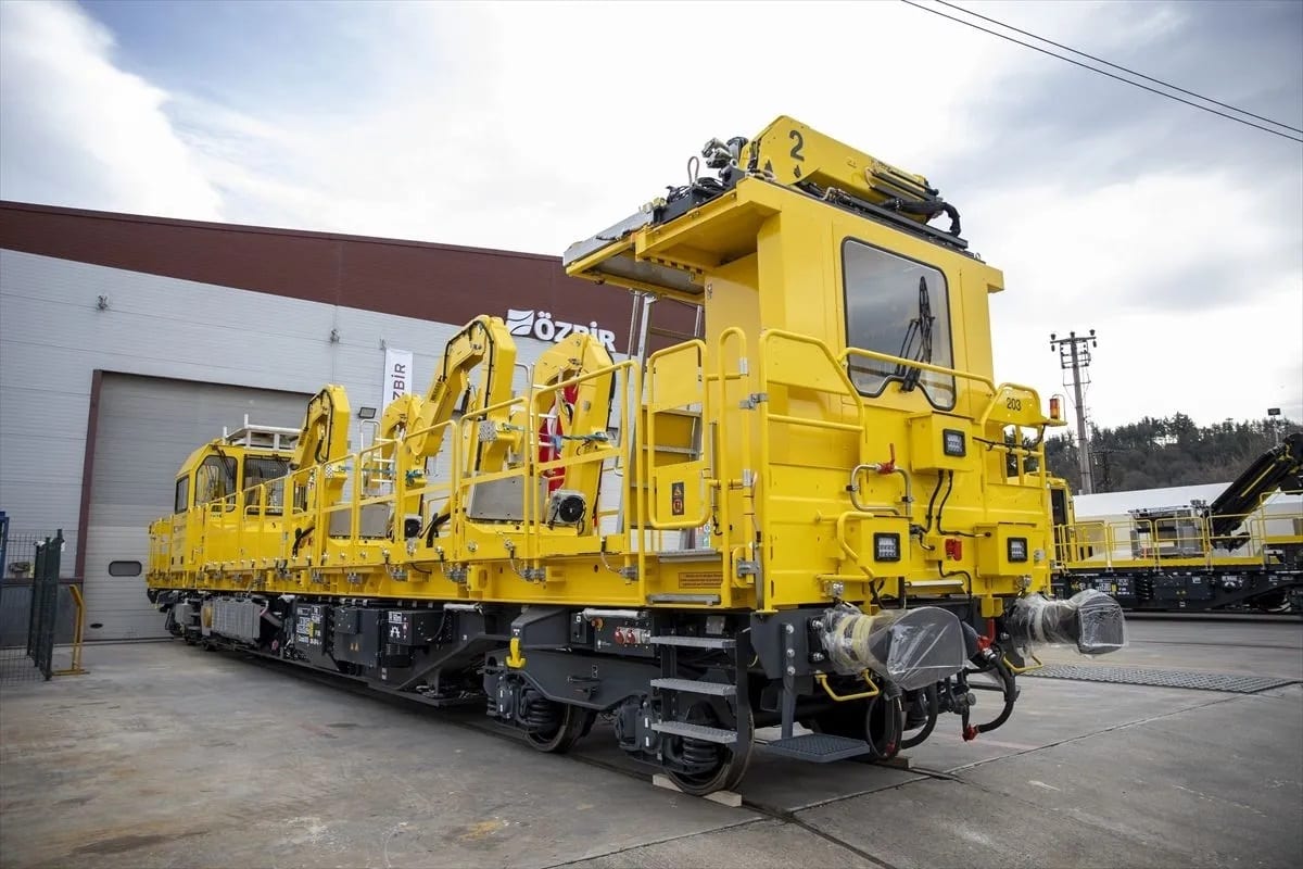 Mode of transport, Rolling stock, Road surface, Sky, Cloud, Vehicle, Train, Asphalt, Wheel