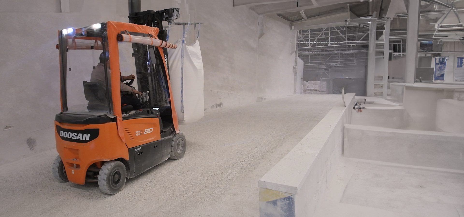 Forklift truck, Automotive tire, Motor vehicle, Wheel, Rolling, Floor, Flooring