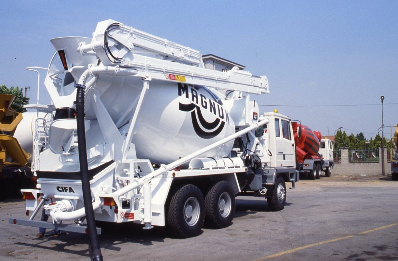 Garbage truck, Motor vehicle, Automotive tire, Road surface, Wheel, Sky, Asphalt