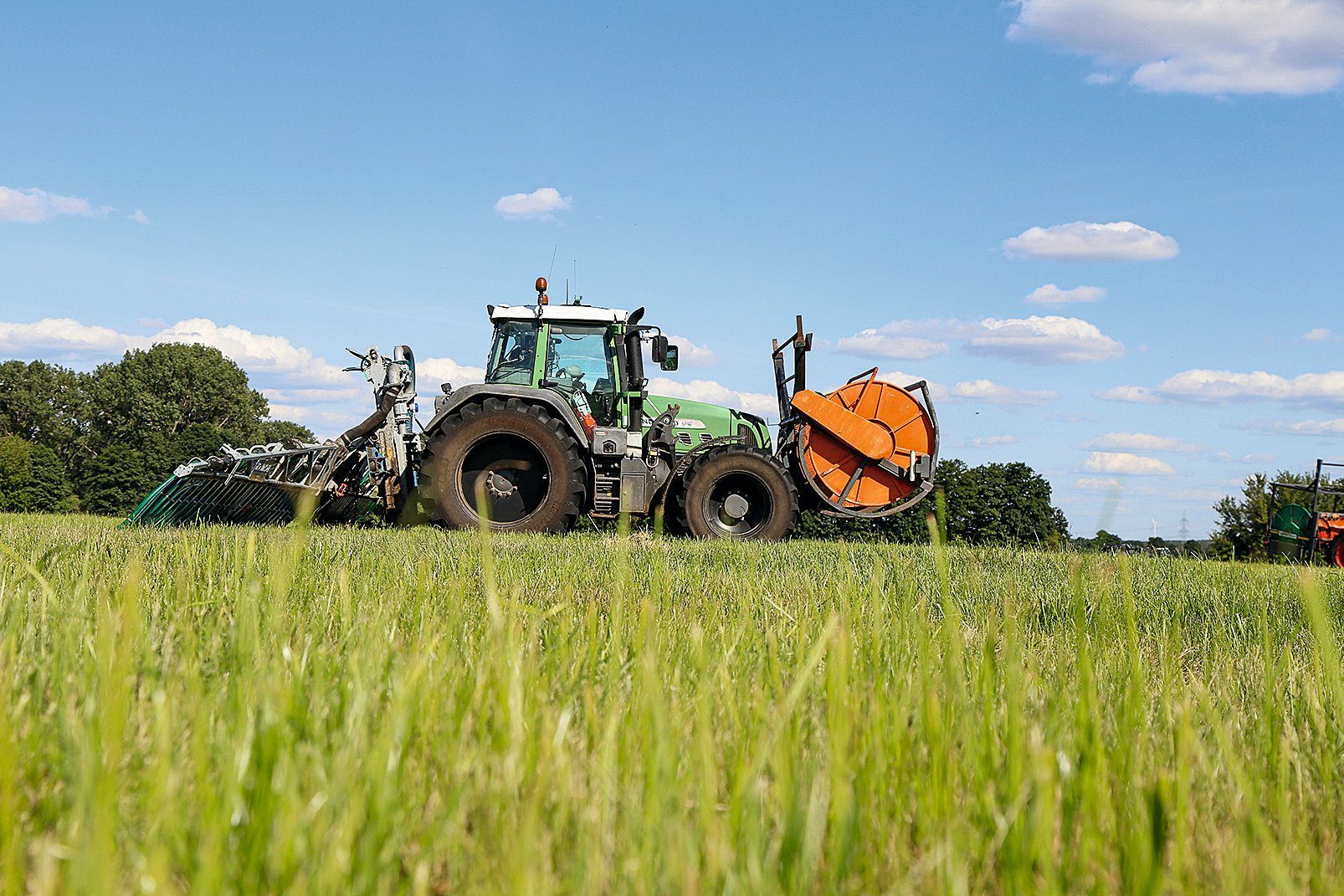 Automotive tire, Agricultural machinery, Motor vehicle, Wheel, Sky, Cloud, Tractor, Plant