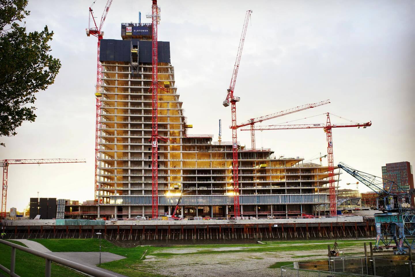 Tower block, Urban design, Building, Sky, Plant, Architecture, Crane