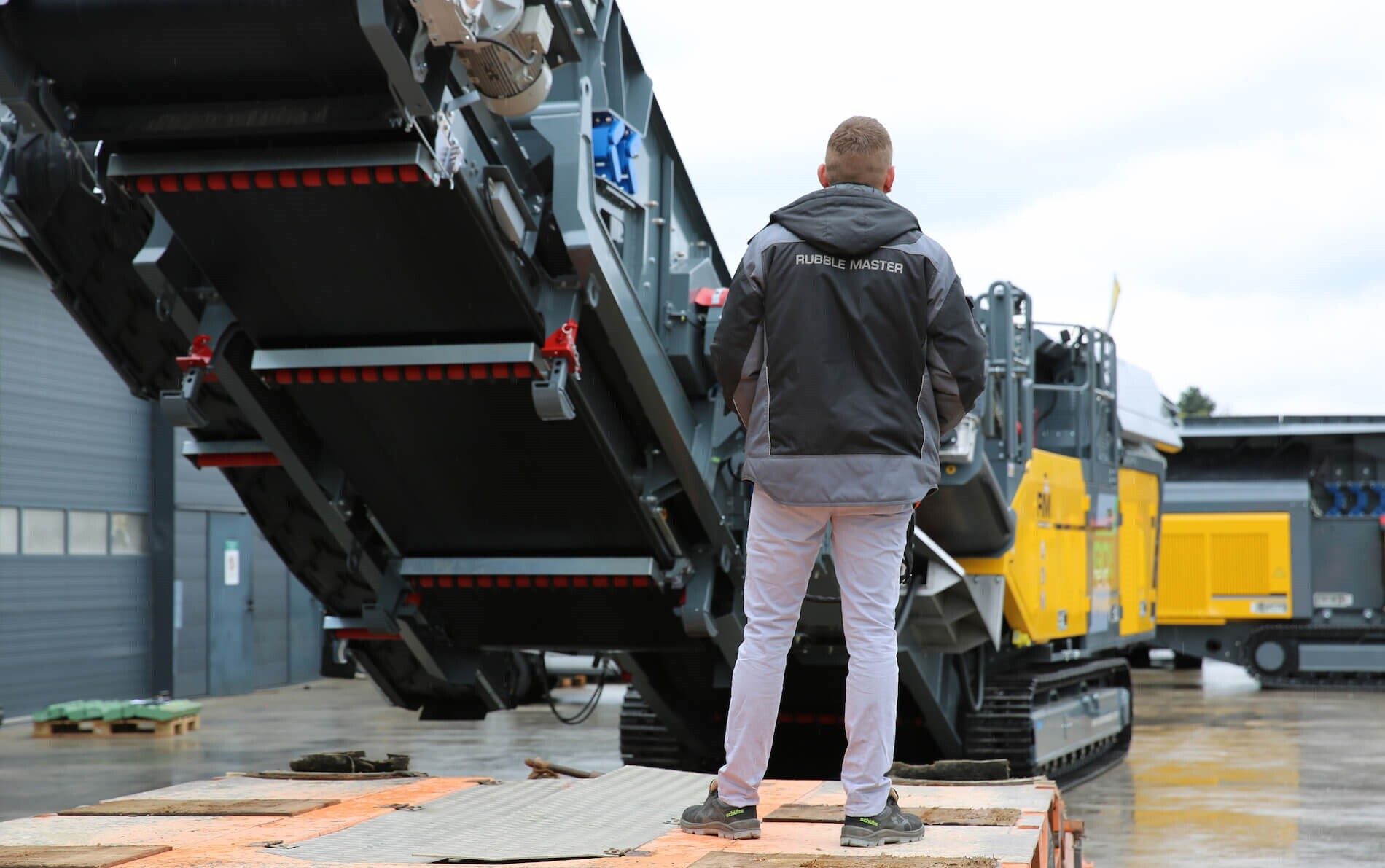 Automotive tire, Motor vehicle, Road surface, Workwear, Sky, Asphalt, Cloud, Tradesman