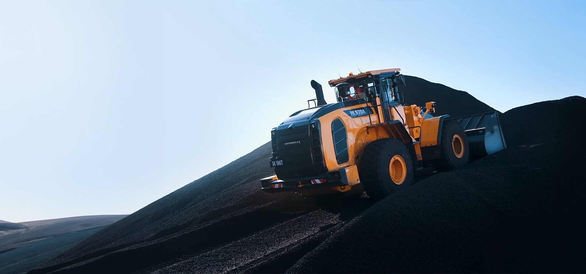 Automotive tire, Road surface, Sky, Wheel, Vehicle, Tread, Hood, Truck, Asphalt