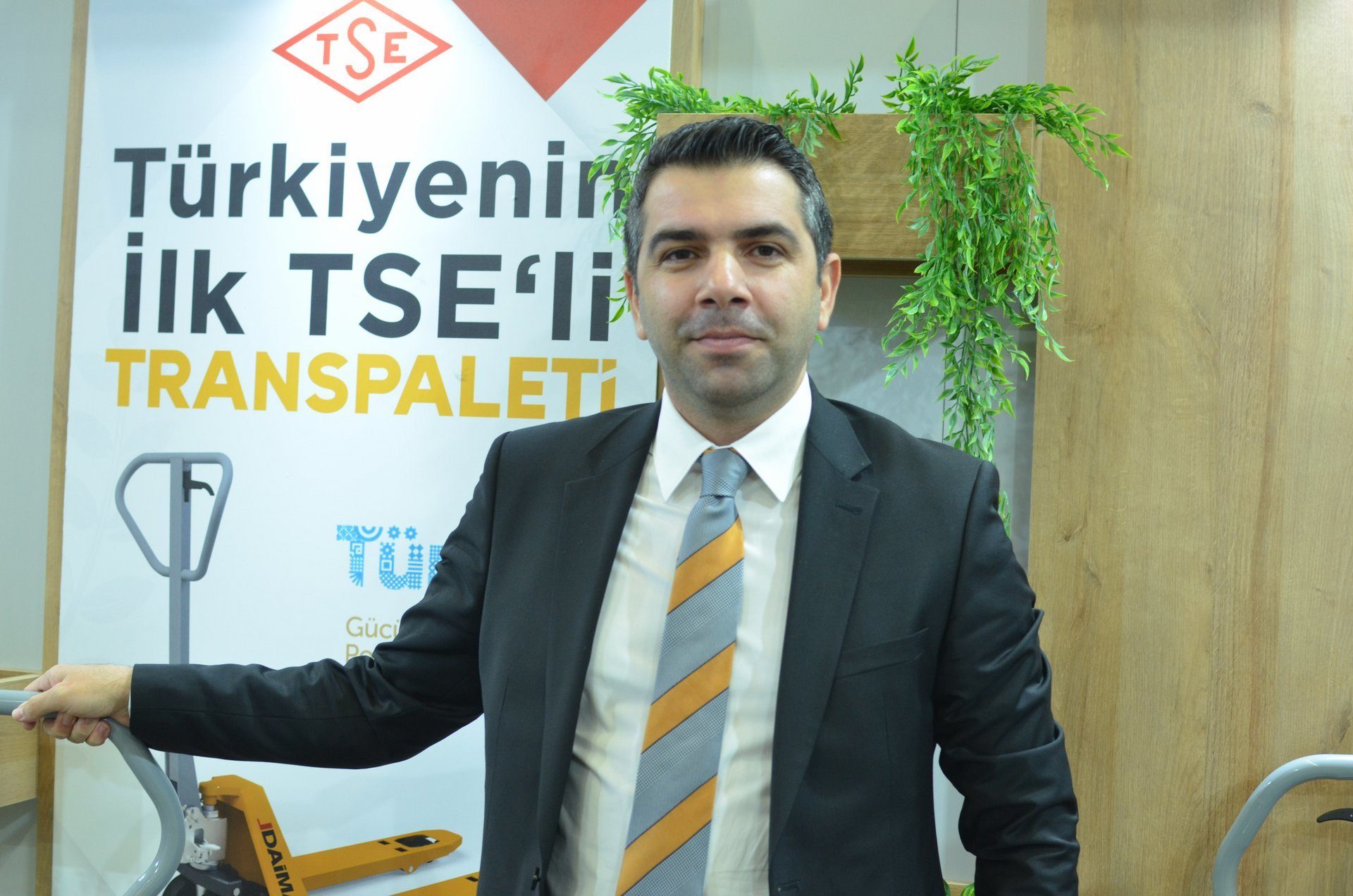Dress shirt, Coat, Plant, Tie, Spokesperson