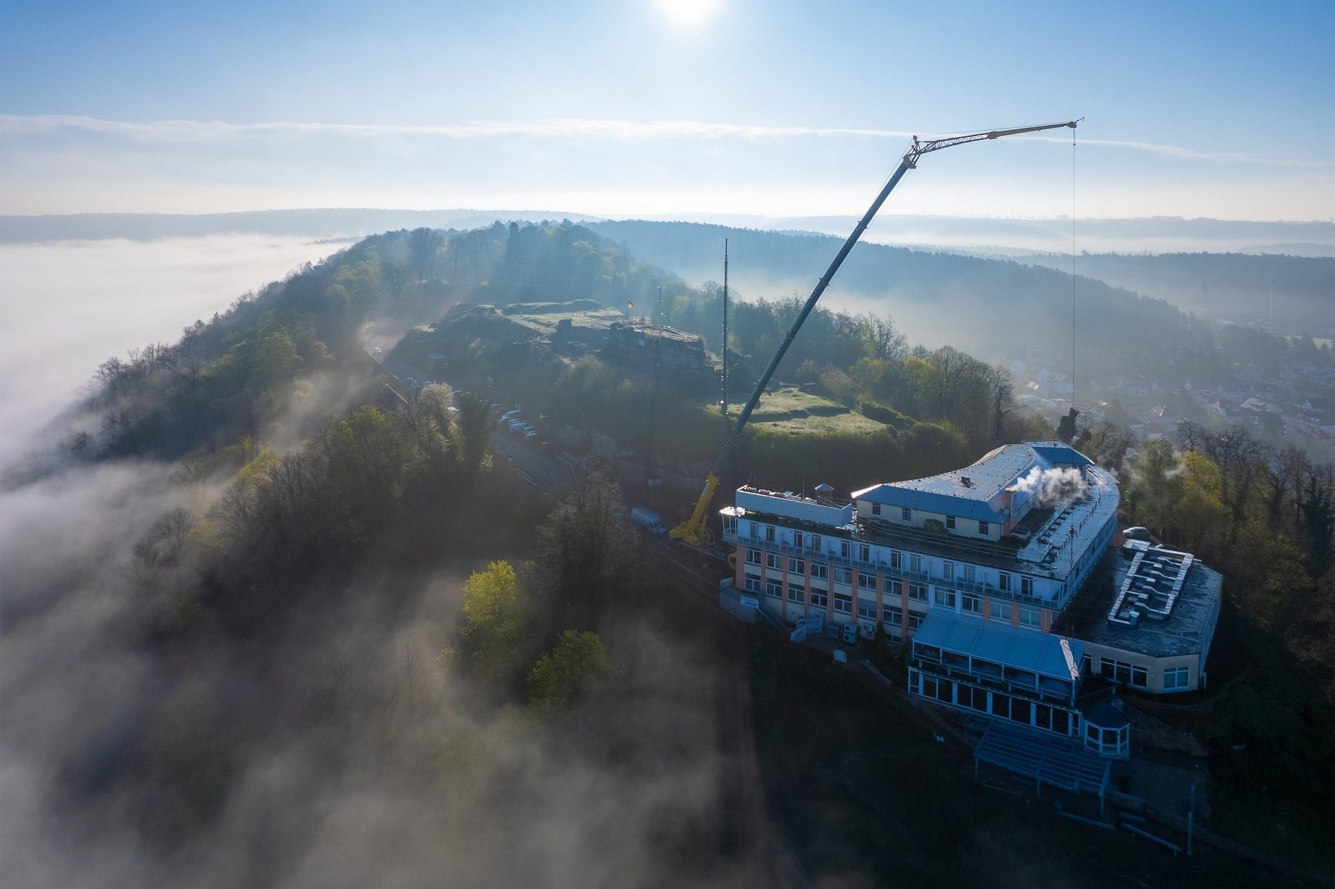 Atmospheric phenomenon, Cable car, Cloud, Sky, Atmosphere, Mountain, Slope, Tree
