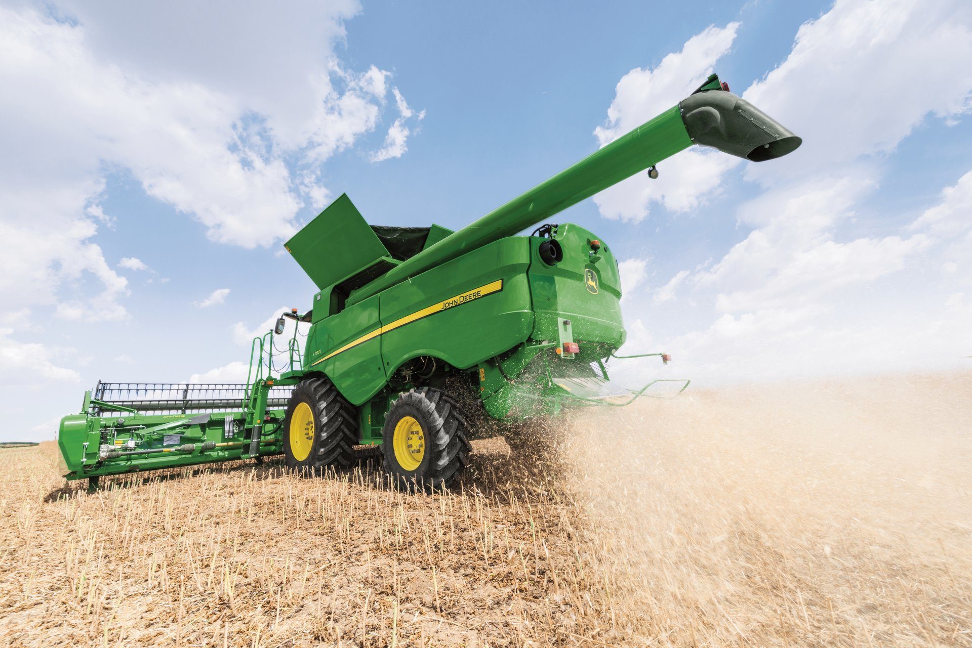 Agricultural machinery, Wheel, Cloud, Tire, Harvester, Vehicle, Sky, Tractor, Plant, Agriculture