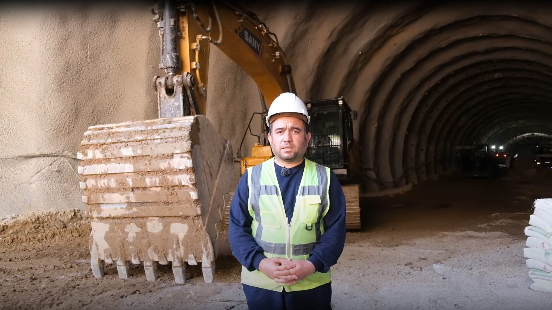 Hard hat, High-visibility clothing, Workwear, Sleeve, Helmet