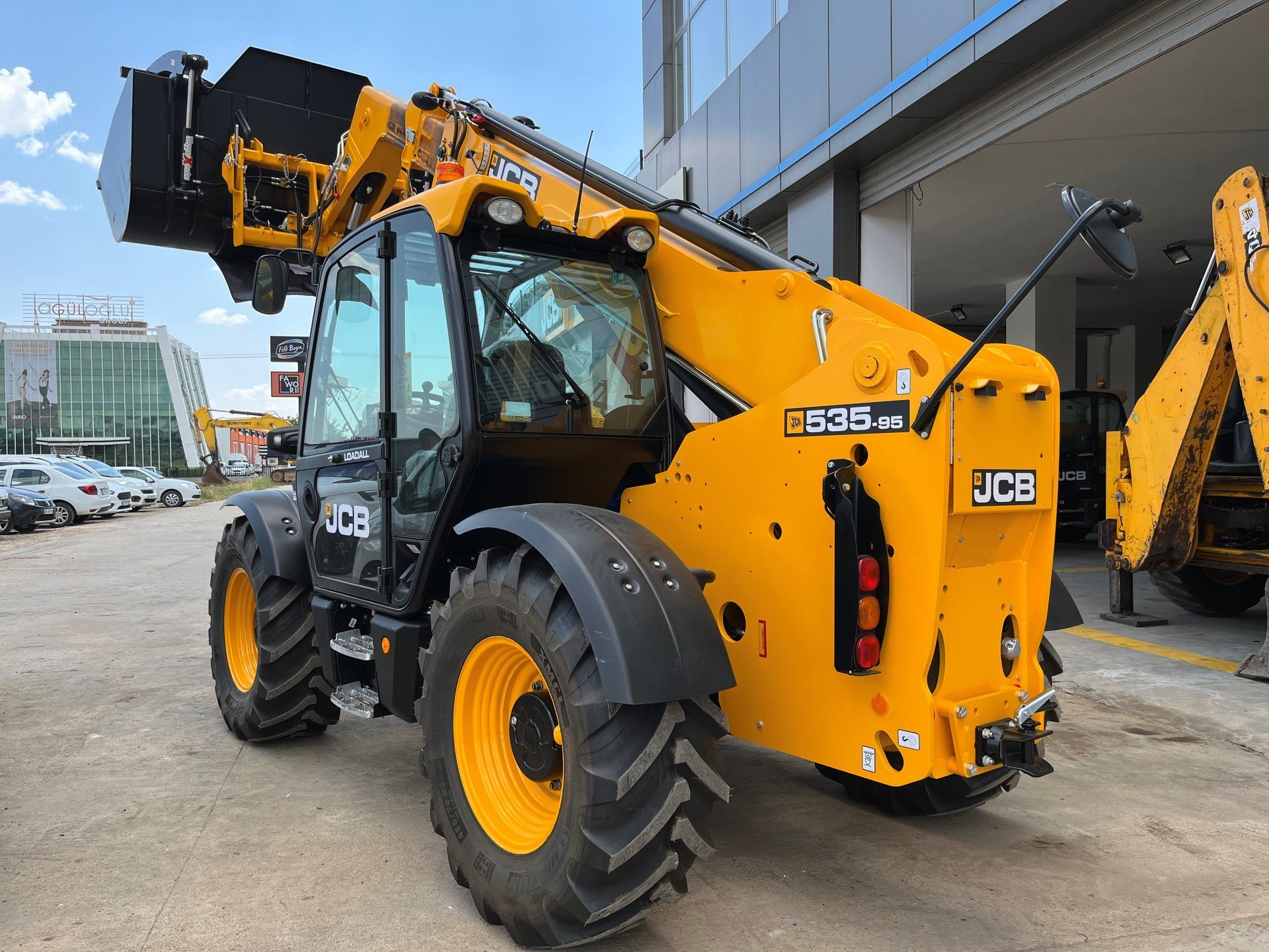 Automotive tire, Motor vehicle, Road surface, Wheel, Tread, Sky