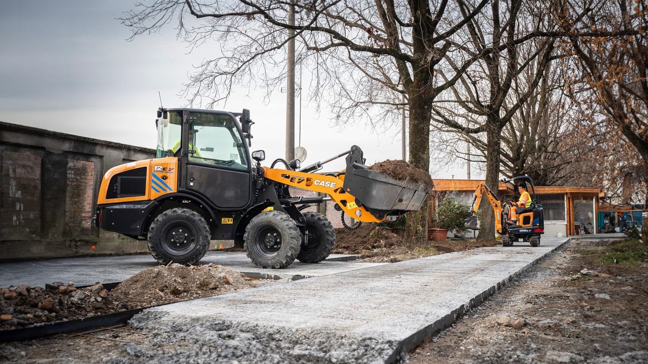 Motor vehicle, Automotive tire, Road surface, Wheel, Sky, Snowplow, Tree, Plant