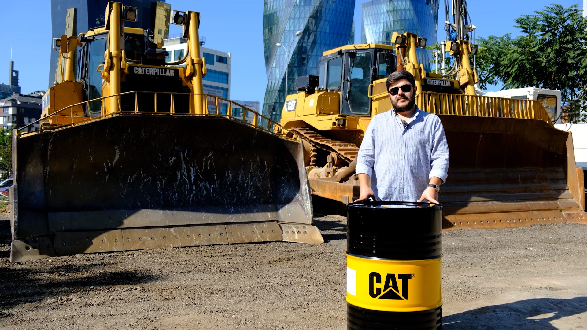 Mode of transport, Automotive tire, Road surface, Vehicle, Wheel, Asphalt, Sky, Rolling