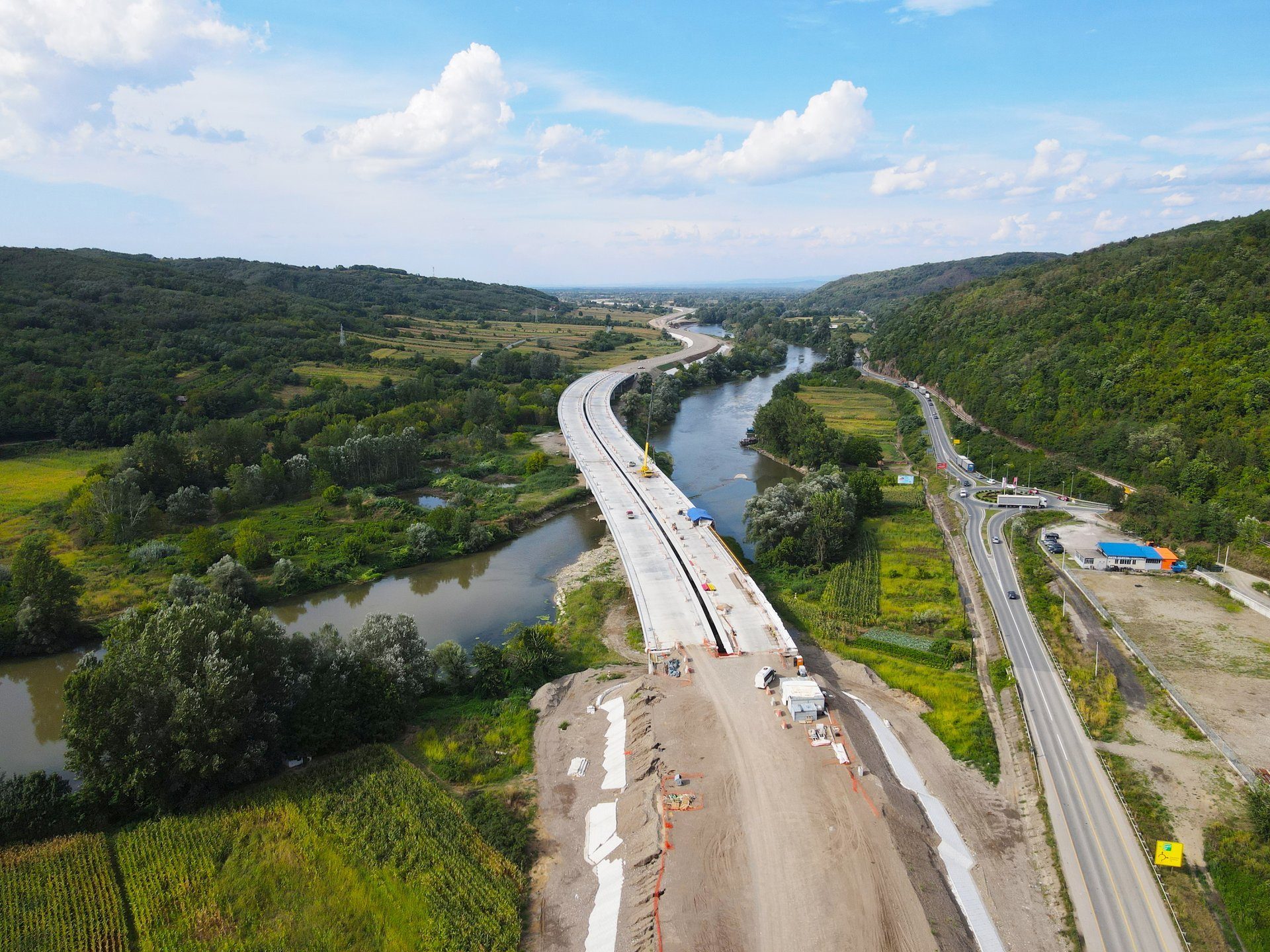 Fluvial landforms of streams, Water resources, Natural landscape, Urban design, Sky, Cloud, Plant, Tree, Thoroughfare