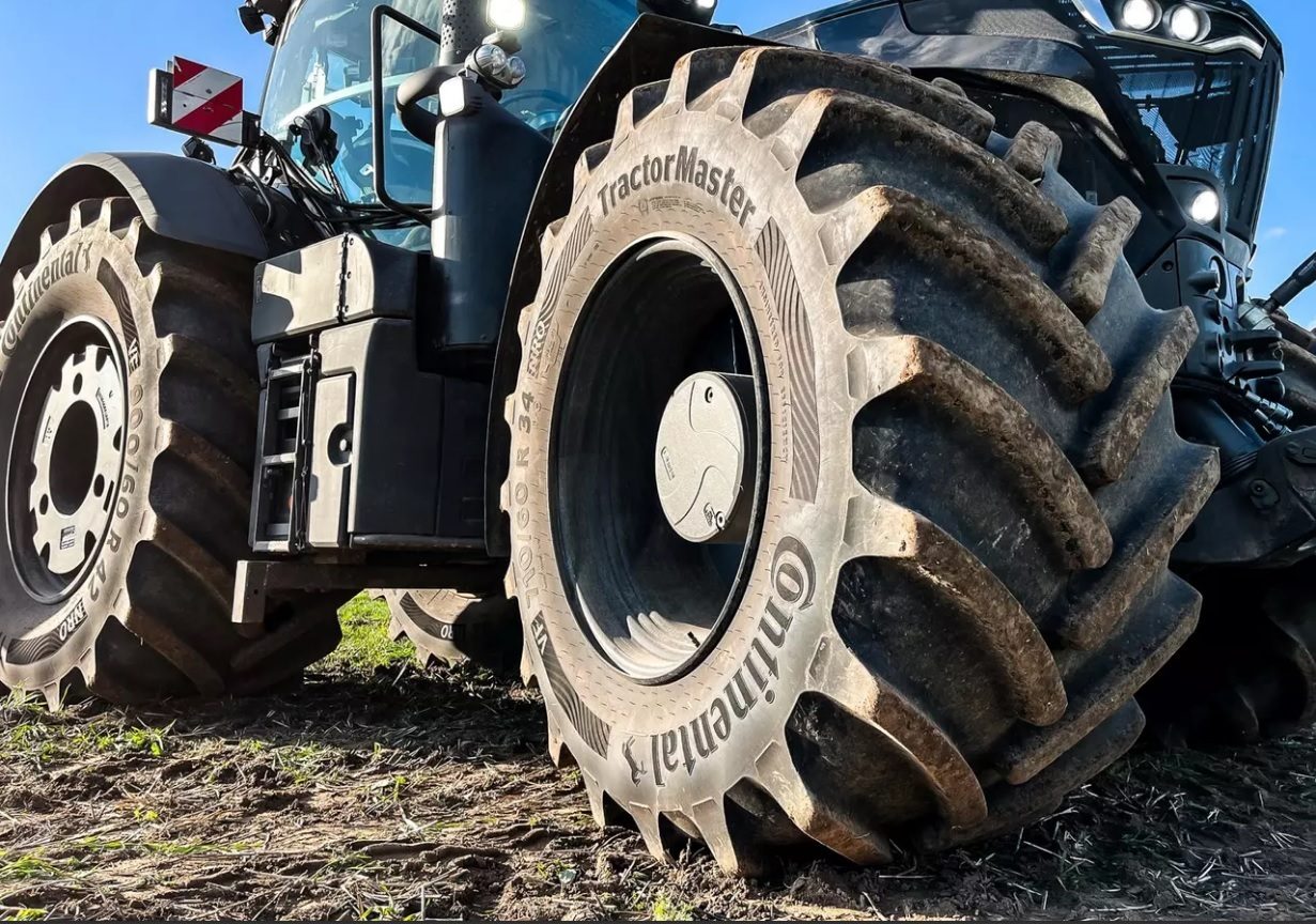Motor vehicle, Automotive tire, Agricultural machinery, Wheel, Tread, Sky, Tractor