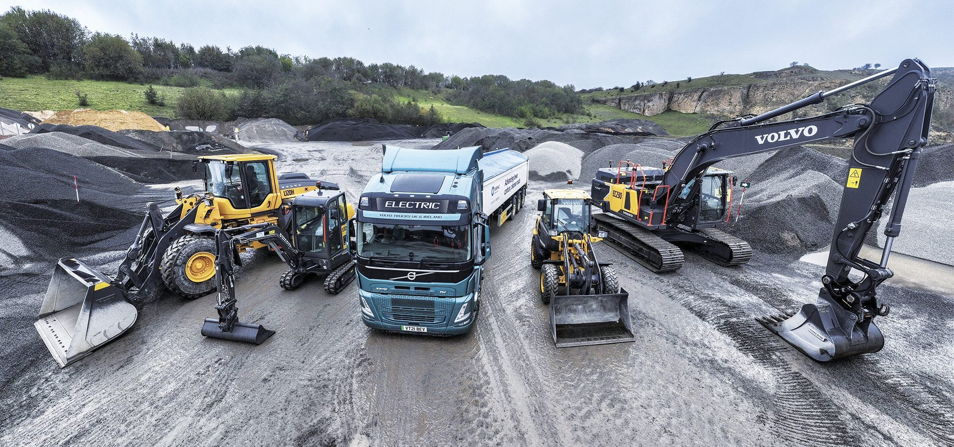 Automotive tire, Motor vehicle, Road surface, Wheel, Cloud, Tread, Sky, Tree